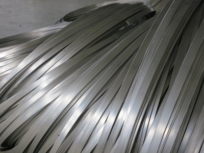 SUS304不銹鋼扁帶 擠壓冷軋不銹鋼條固熔退火酸洗去應力軟態鋼帶