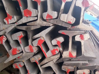 現貨供應43kg軌道鋼 鋼軌鐵道軌國際標準30公斤輕軌產地邯鄲