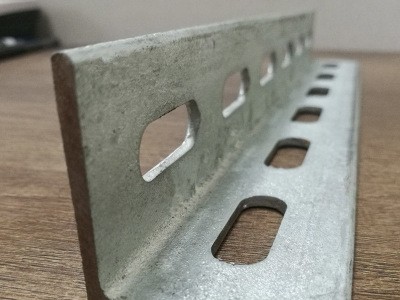 鍍鋅熱軋萬能角鋼 鍍鋅角鐵 唐鋼盛財三角鐵定制加工沖孔拉彎切割