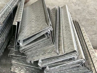 201 304不銹鋼花紋板 樓梯板 腳踏板焊接折彎加工定做來(lái)樣加工