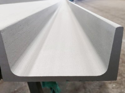 廠家供應304不銹鋼熱軋焊接槽鋼 工字鋼 噴砂酸白表面 定尺長度