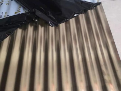 香檳金不銹鋼波浪板圓弧表面貼膜波紋板厚0.6*836寬長2440