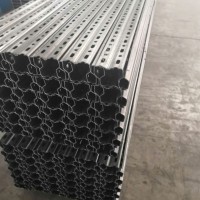 供應貨架立柱重型通廊式倉儲可配送現貨q235菱形孔葫蘆孔立柱