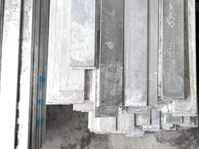 鍍鋅扁鋼Q235B熱軋角鐵熱鍍鋅幕墻沖孔建筑設備加工定制廠家直供