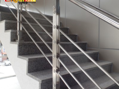 實(shí)心單鋼板穿管拉絲護(hù)欄 別墅家用立柱 樓梯扶手護(hù)欄 玻璃陽(yáng)臺(tái)欄